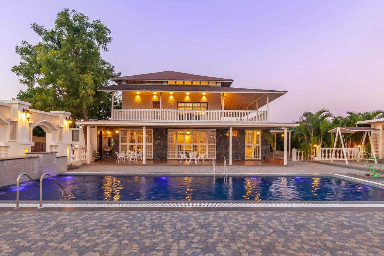 Stayvista'S Lake La Vie - Tranquil Lake-View Villa Amidst Farmland With Pool And Poolside Gazebo - Proximity To Sula Nashik Esterno foto
