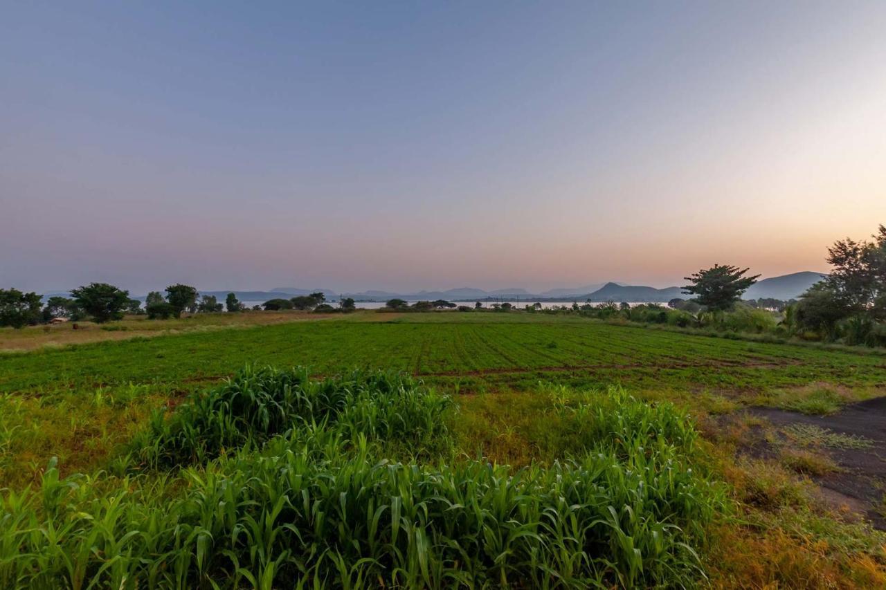 Stayvista'S Lake La Vie - Tranquil Lake-View Villa Amidst Farmland With Pool And Poolside Gazebo - Proximity To Sula Nashik Esterno foto