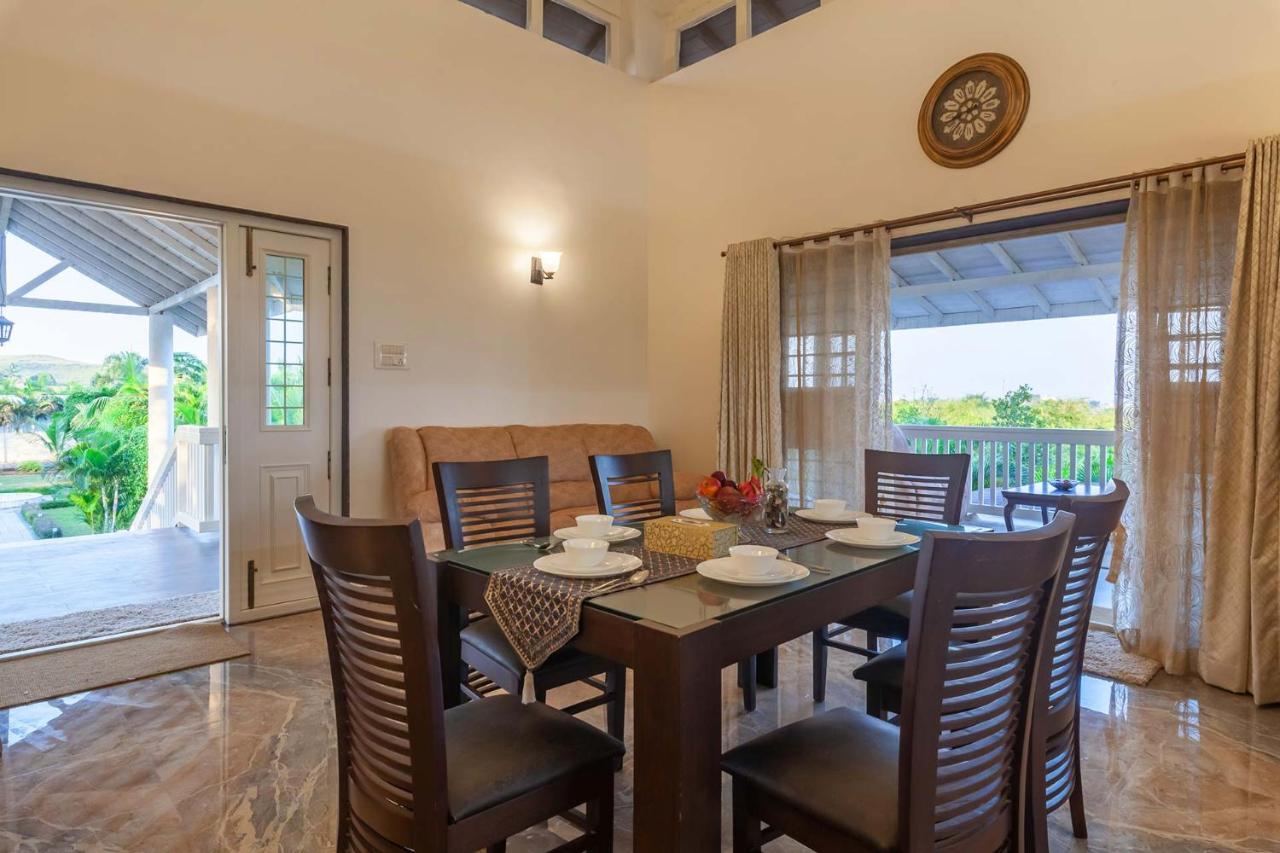 Stayvista'S Lake La Vie - Tranquil Lake-View Villa Amidst Farmland With Pool And Poolside Gazebo - Proximity To Sula Nashik Esterno foto