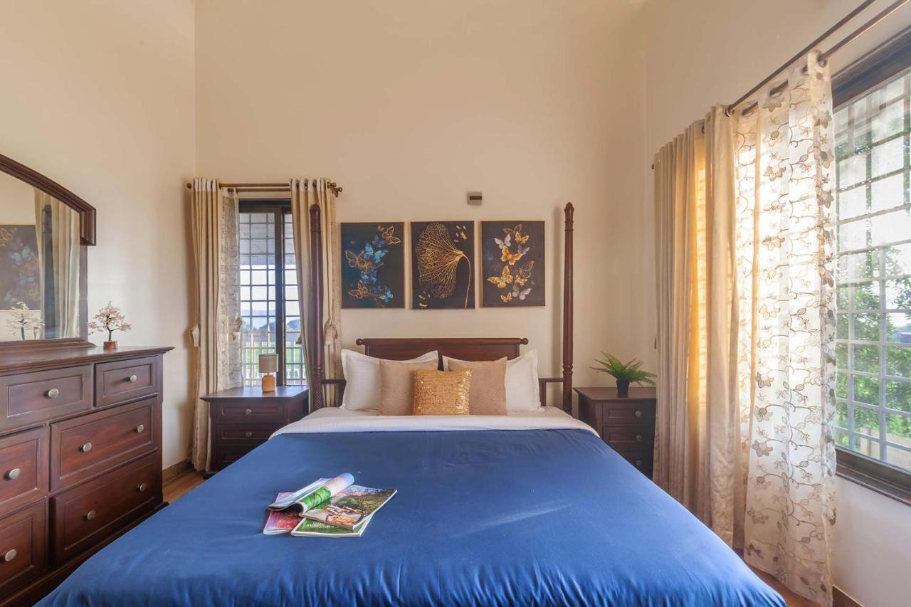 Stayvista'S Lake La Vie - Tranquil Lake-View Villa Amidst Farmland With Pool And Poolside Gazebo - Proximity To Sula Nashik Esterno foto